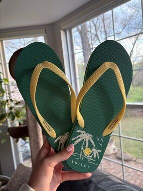 American Eagle Green and Yellow Smiley Tropical Flip Flop Sandals